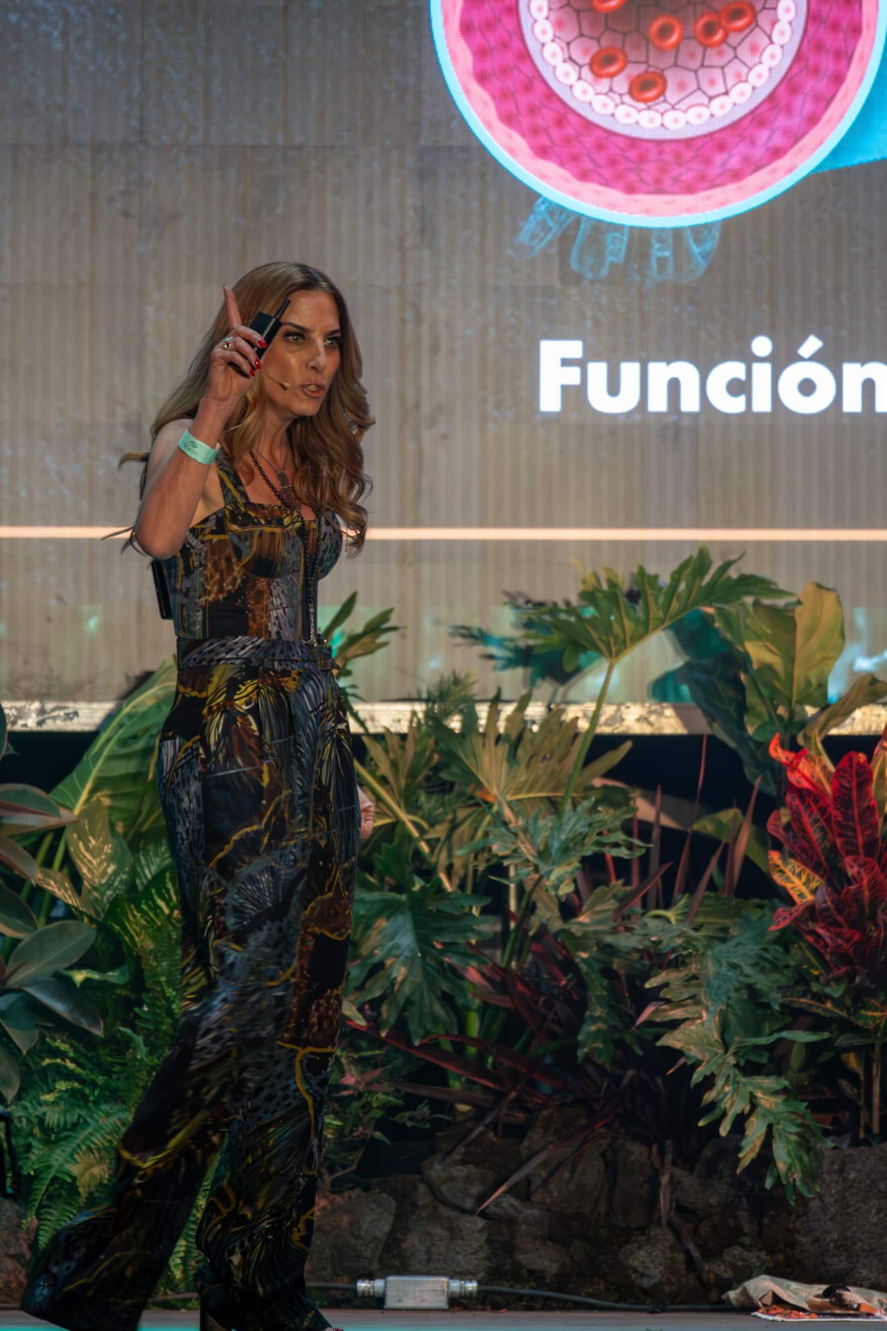 Ponente compartiendo una exposición en el escenario de Qualia