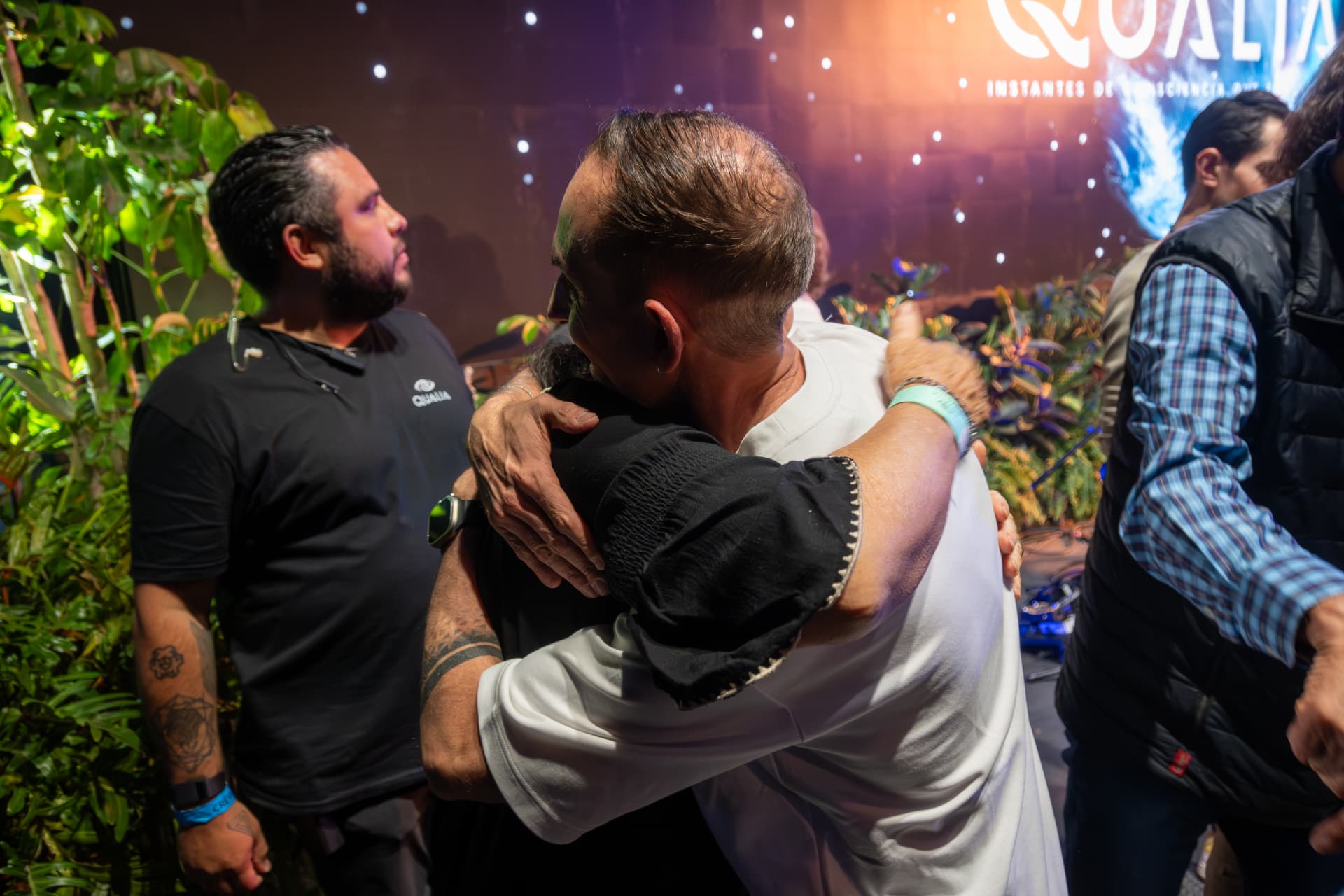 Abrazo entre participantes al finalizar una experiencia de Qualia