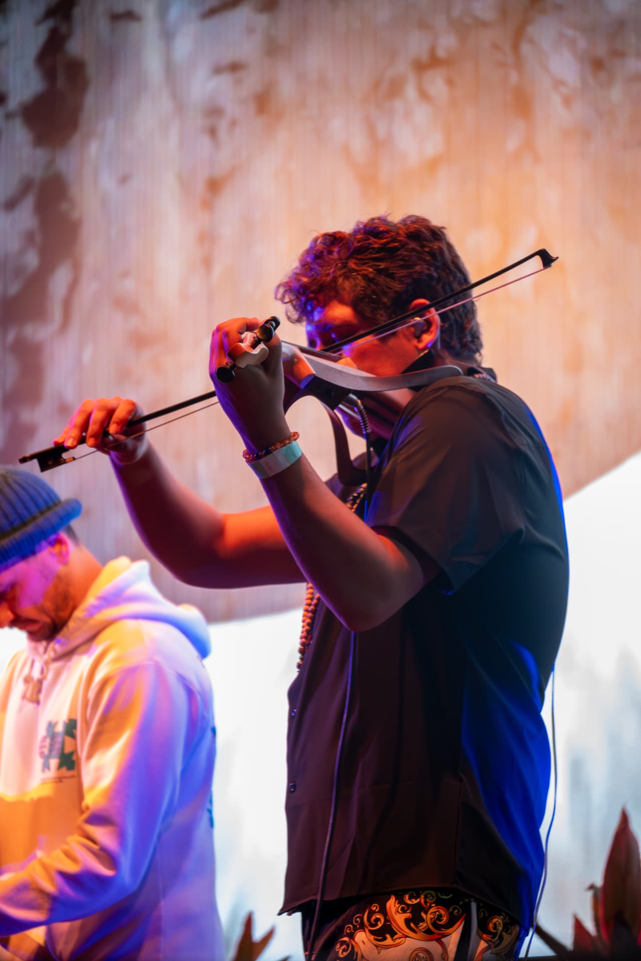 Violinista durante una intervención artística en Qualia 2024