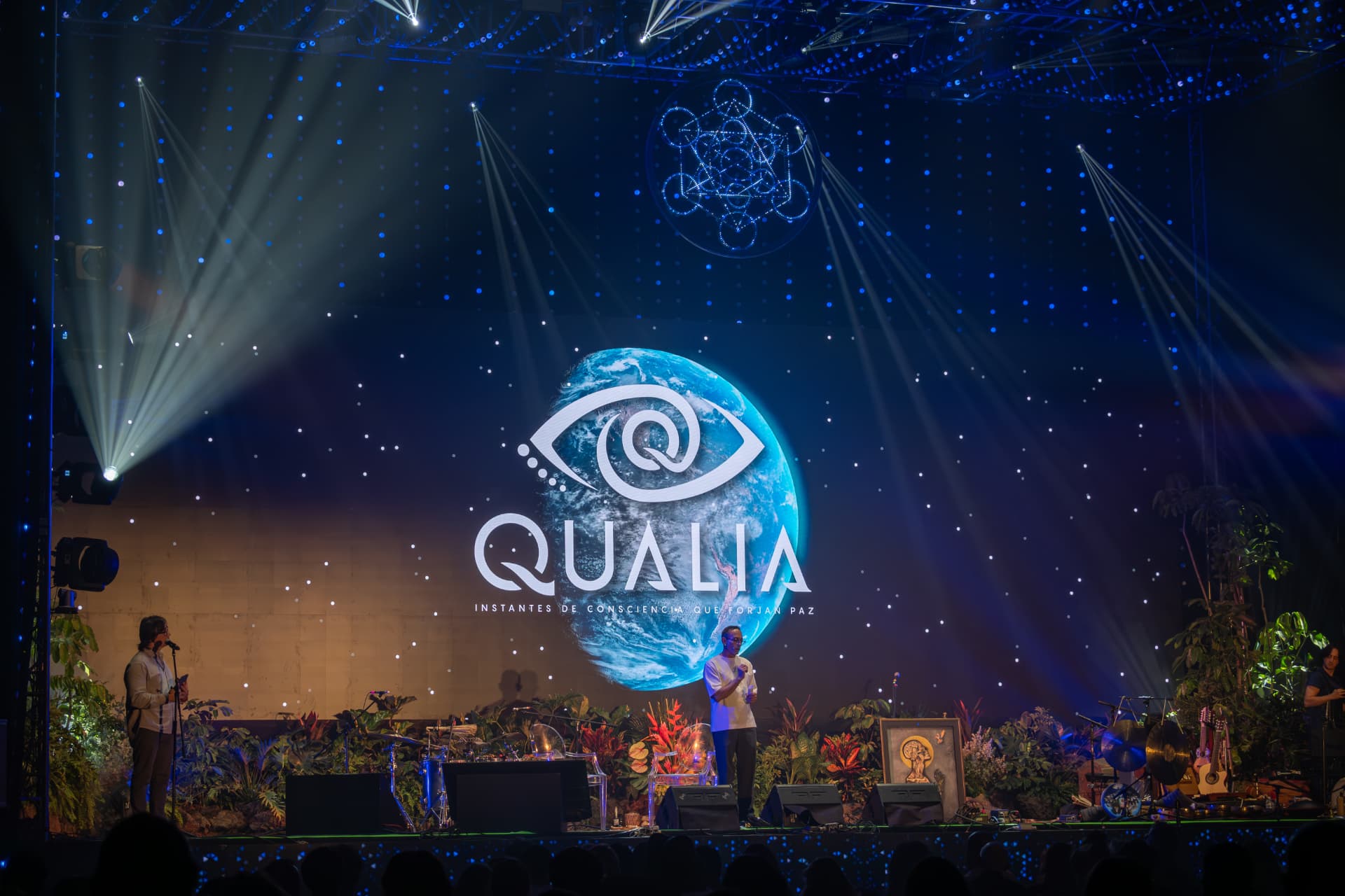 Escenario principal de Qualia 2024 iluminado con el ojo de Qualia