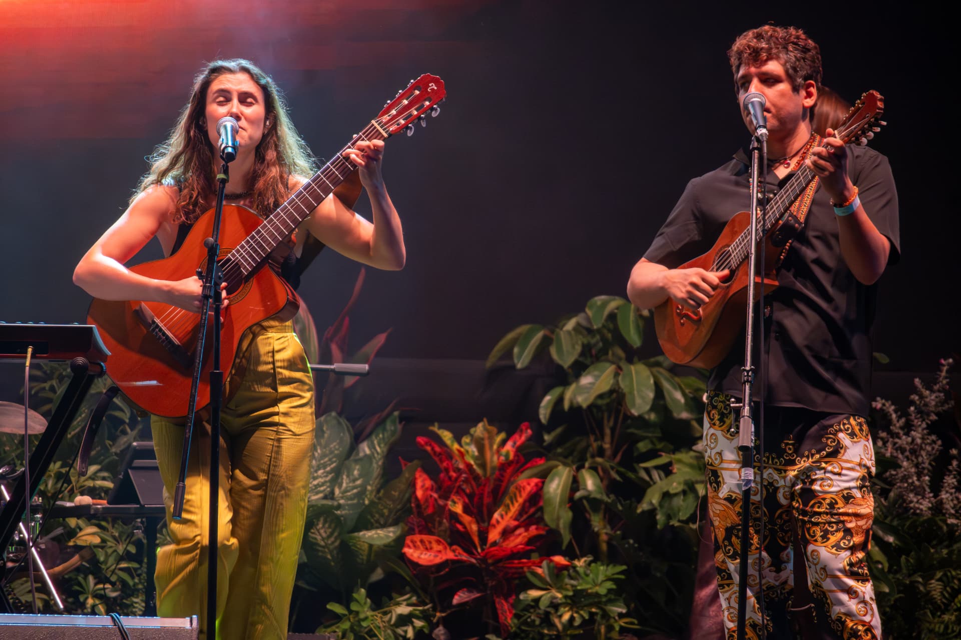 Músicos en el escenario botánico de Qualia 2024
